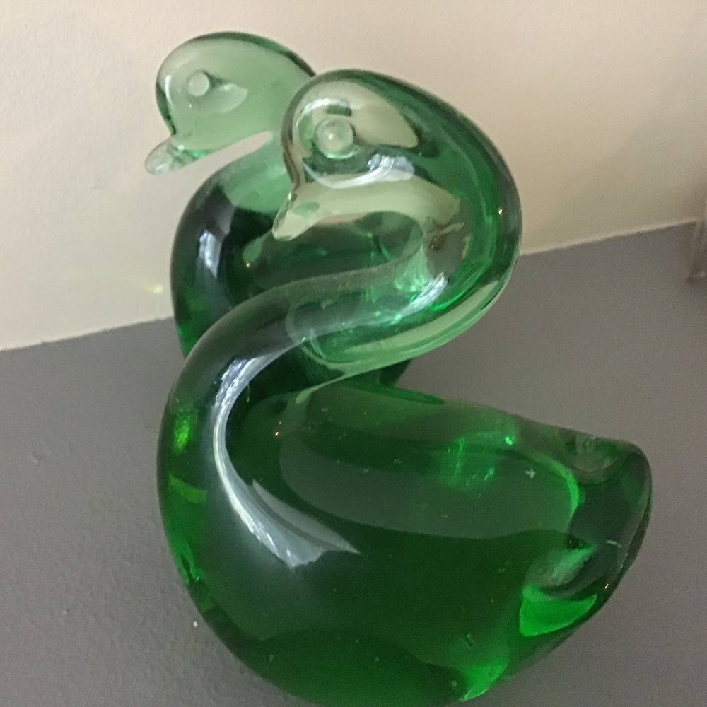DUO OF GREEN BLOWN GLASS SWANS FIGURINES